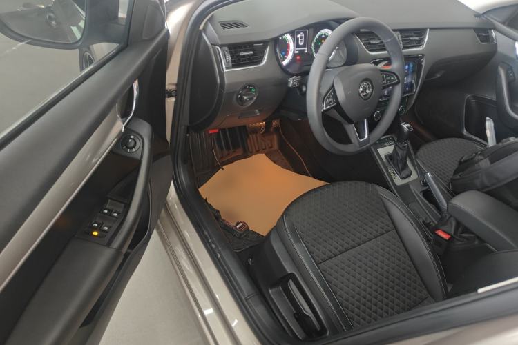 Used Skoda Octavia 2019 TSI280 DSG SmartDrive Luxury Edition China VI Driver Seat