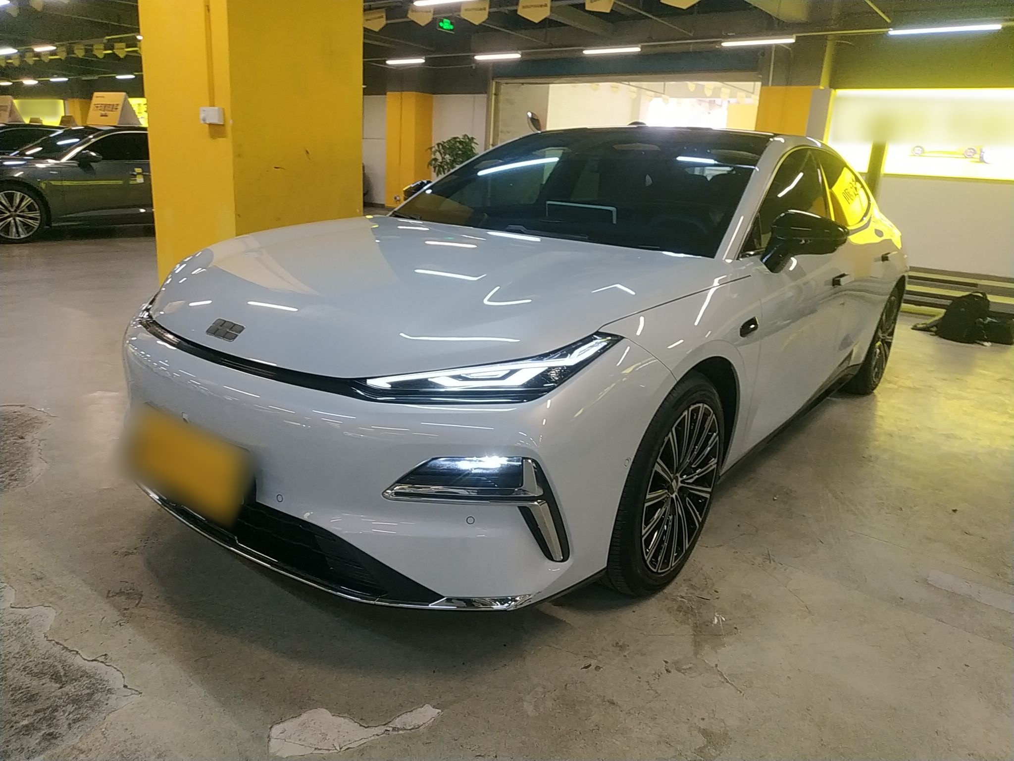 Под передней частью автомобиля