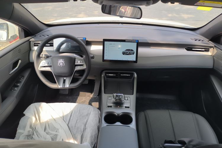 Used BYD Qin PLUS 2025 DM-i Smart Drive 55KM Leading Model Center Console