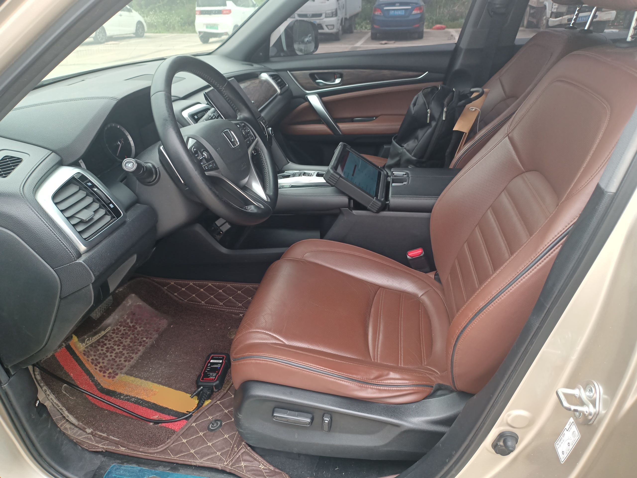 المقاعد الأمامية داخل السيارة