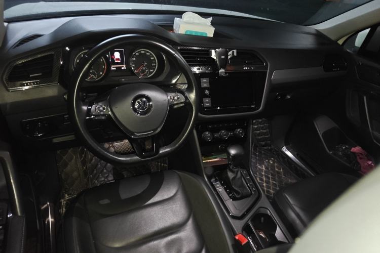 Used Volkswagen Tiguan L 2019 330TSI Automatic Two-Wheel Drive Smart Luxury Version China VI Standard Center Console