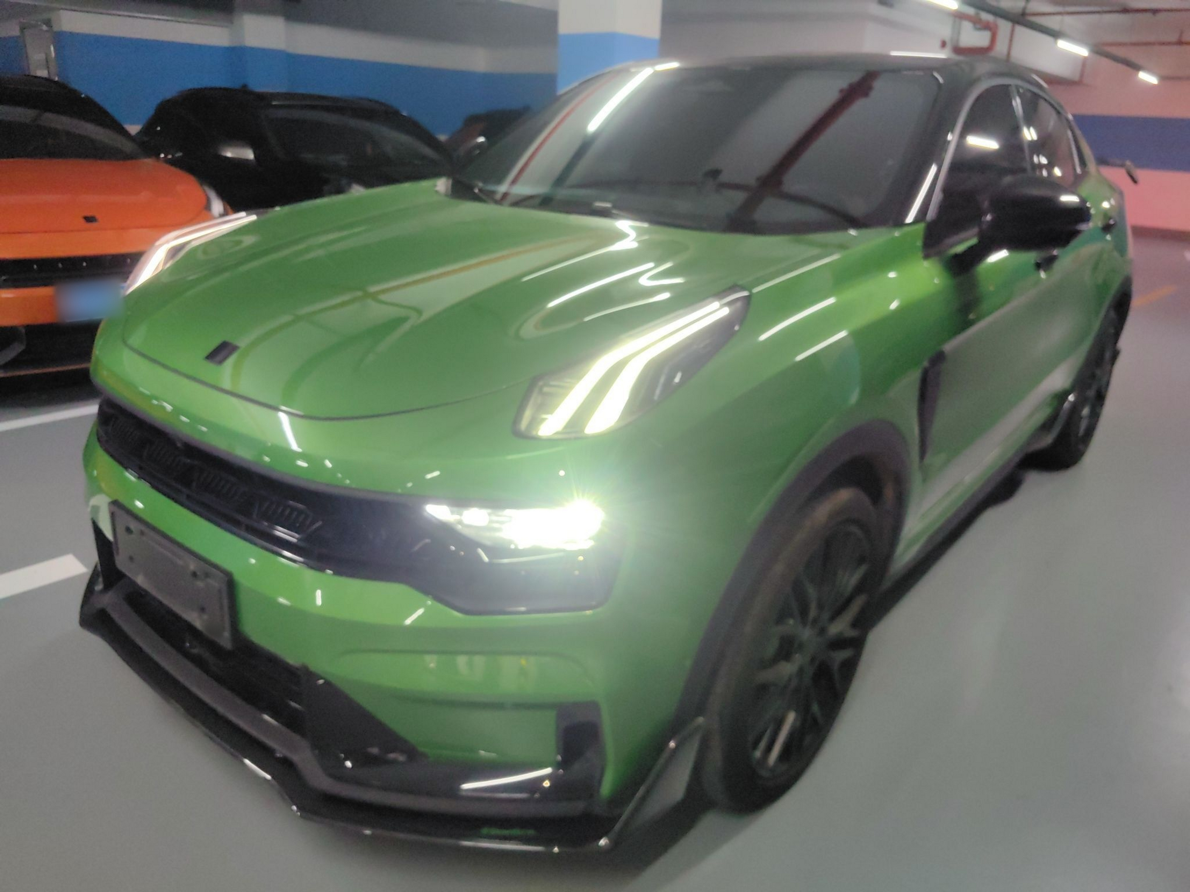 Под передней частью автомобиля