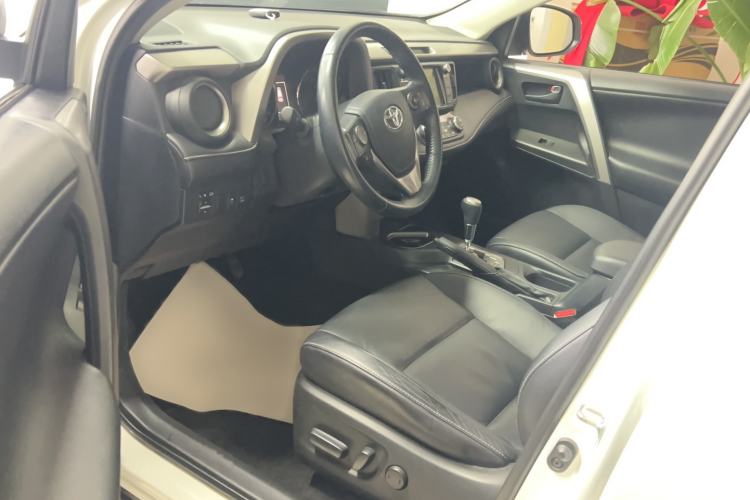 Used Toyota RAV4 2016 2.5L Automatic 4x4 Elite Edition Interior 7