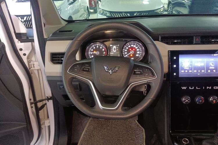 Used Wuling Hongguang PLUS 2020 1.5T Manual Commercial Vehicle 7 Seats Steering Wheel