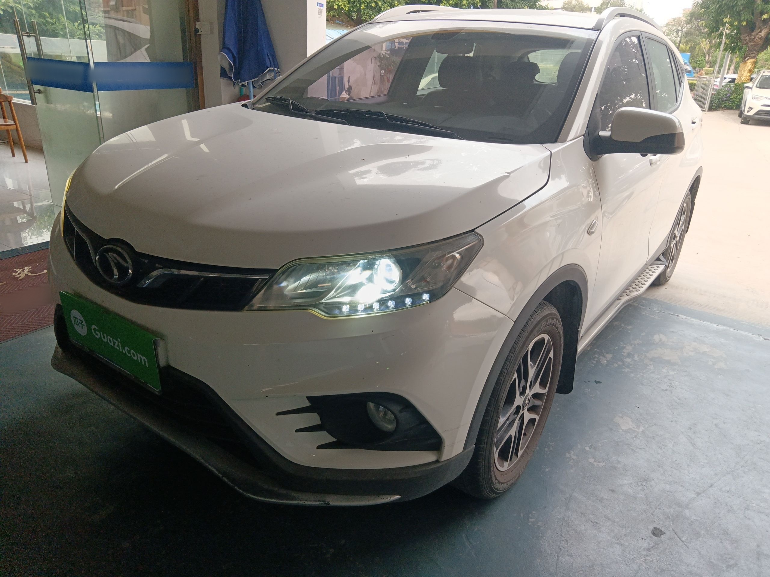 تحت مقدمة السيارة