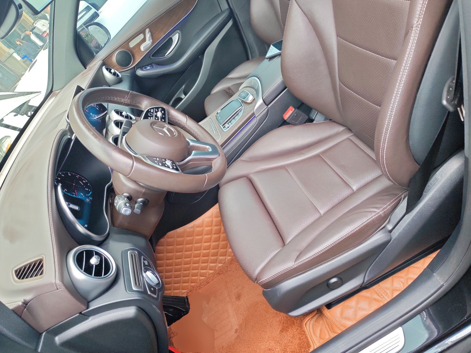 المقاعد الأمامية داخل السيارة