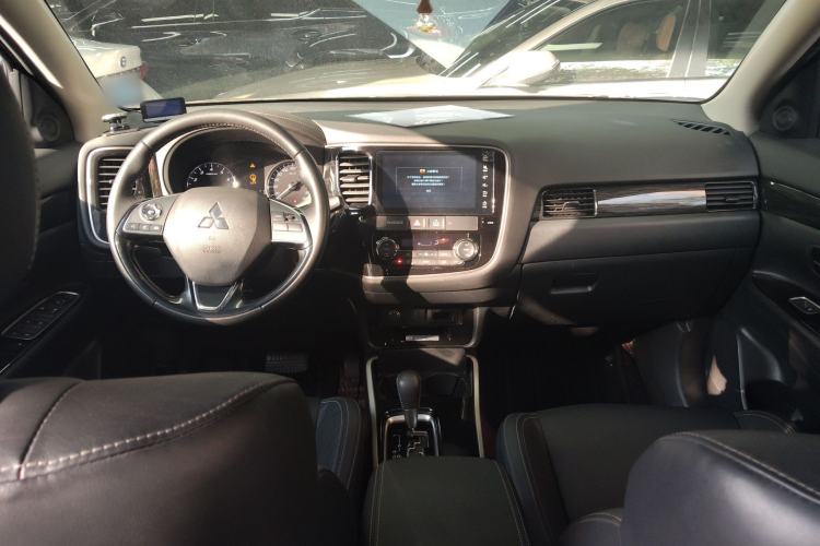 Used Mitsubishi Outlander 2019 2.0L Two-Wheel Drive Comfort Edition 7-Seater China VI Standard