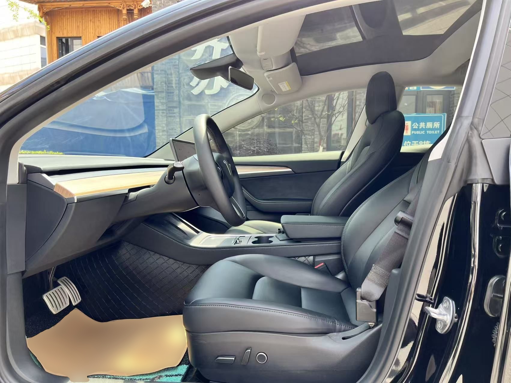 المقاعد الأمامية داخل السيارة