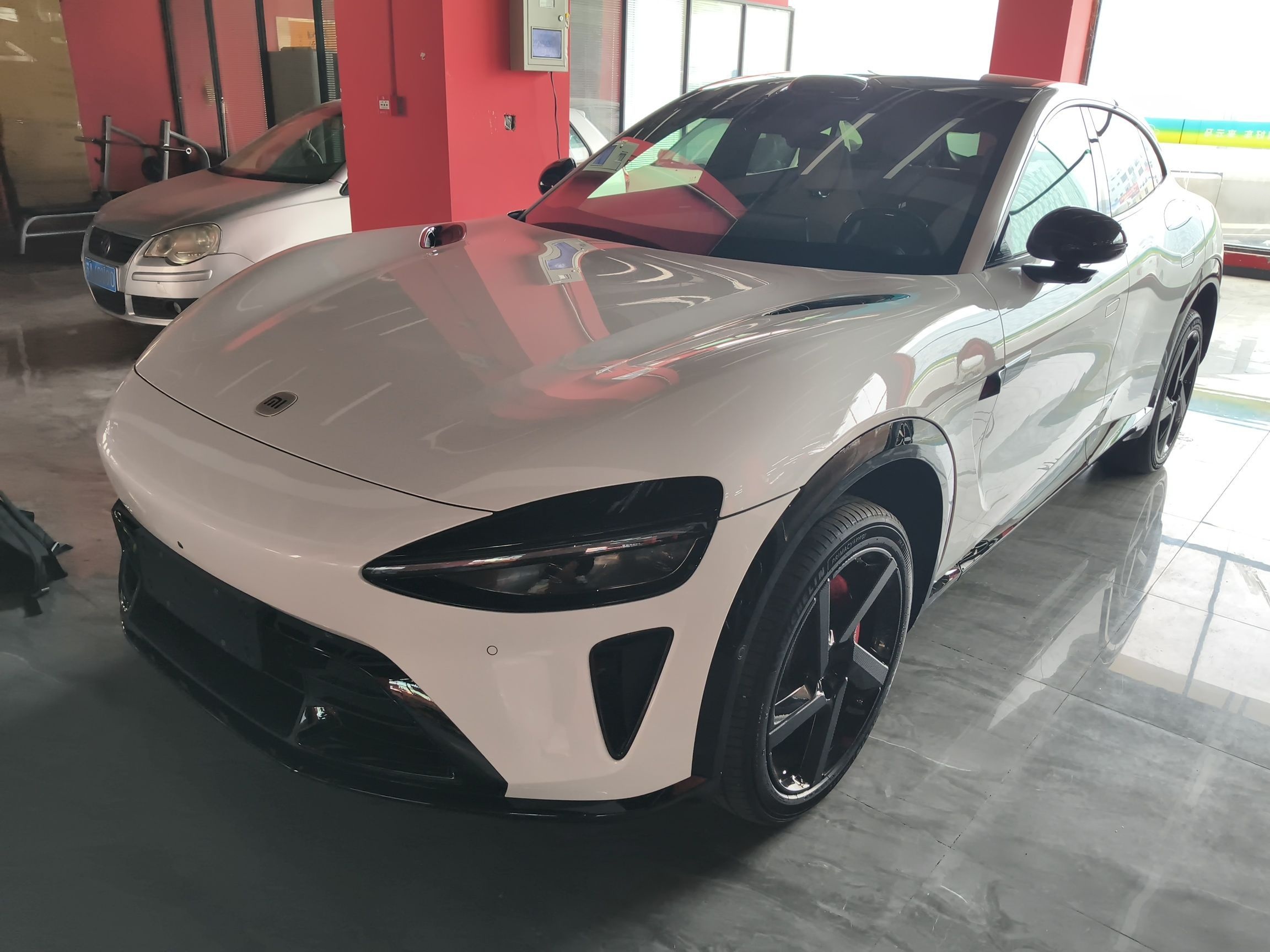 تحت مقدمة السيارة