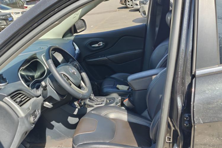 Used Jeep Cherokee 2020 2.0L Two-Wheel Drive Classic Sports Edition
