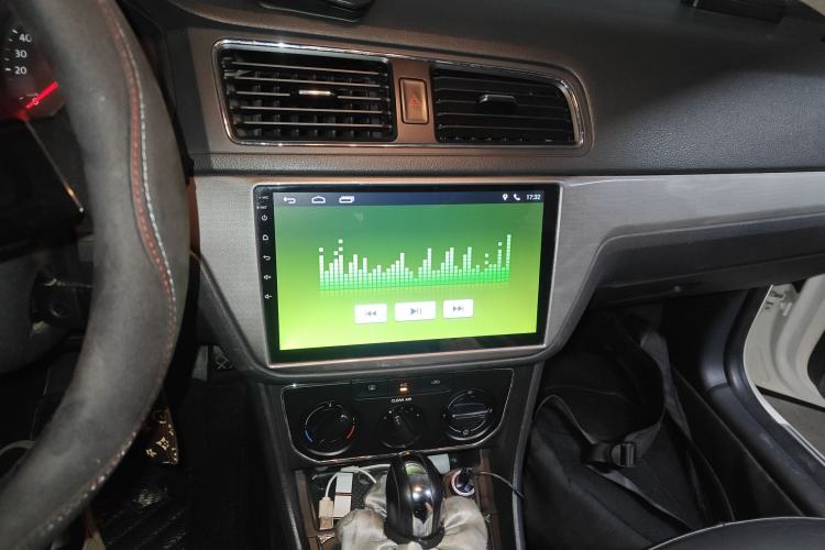 Used Volkswagen Gran Lavida 2015 1.6L Automatic Comfort Edition Audio And AC Panel