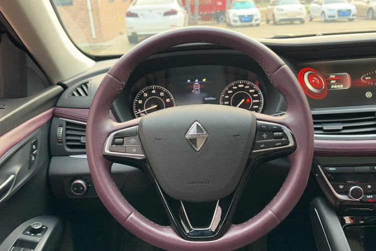 Used BORGWARD BX7 2016 28T Two-Wheel Drive Luxury Version 6 Seats Steering Wheel