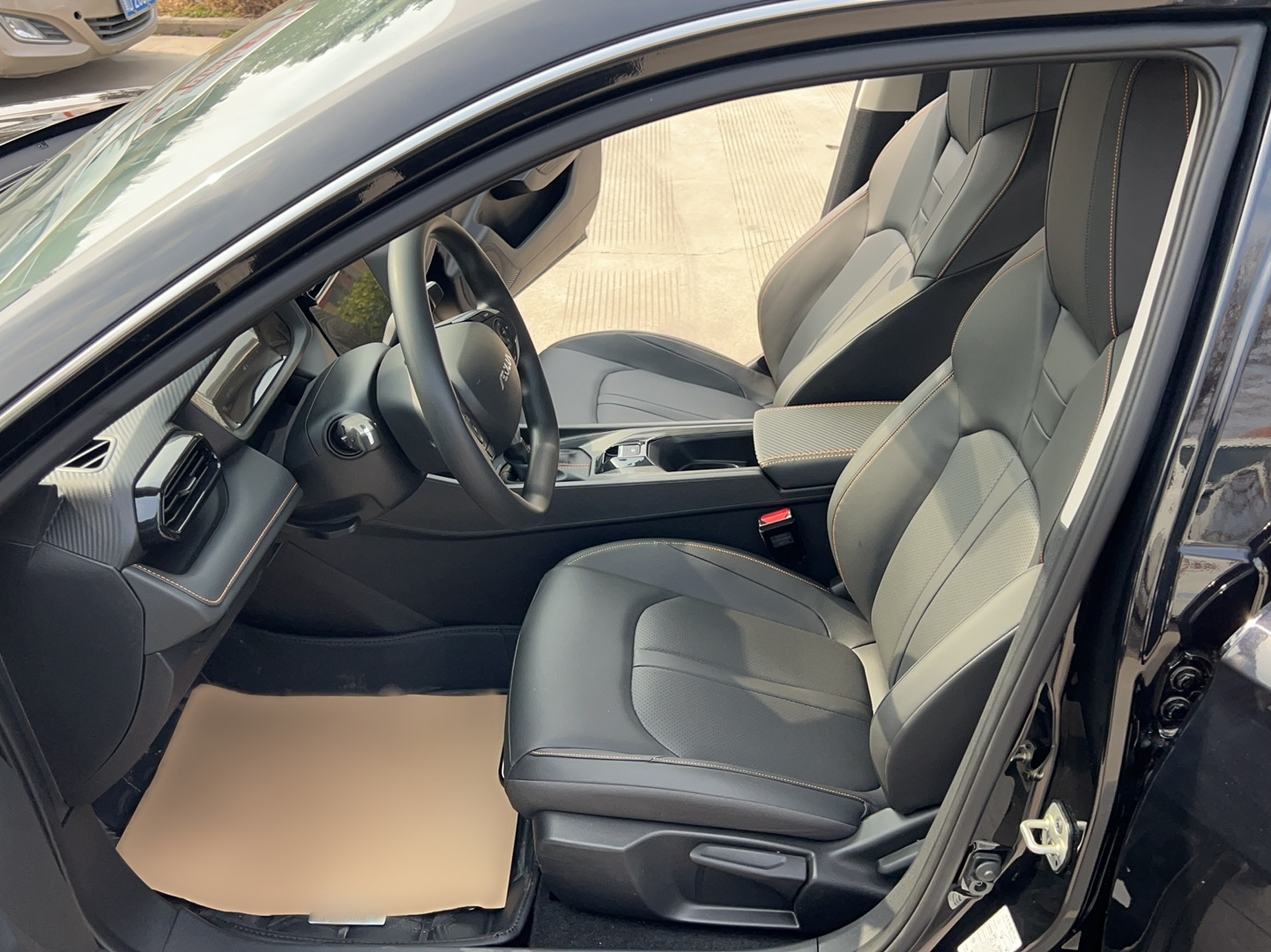 Переднее сиденье в автомобиле