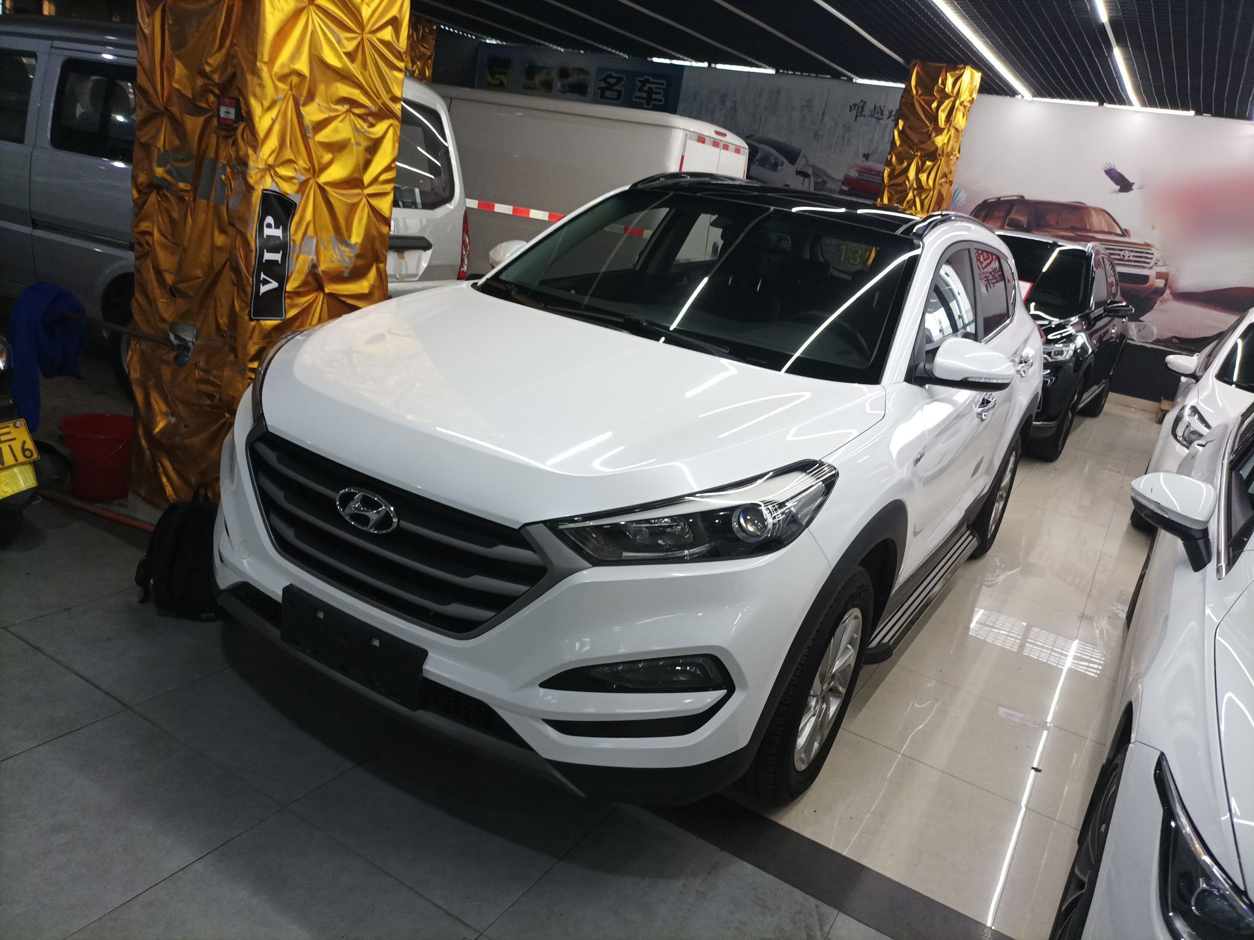 تحت مقدمة السيارة