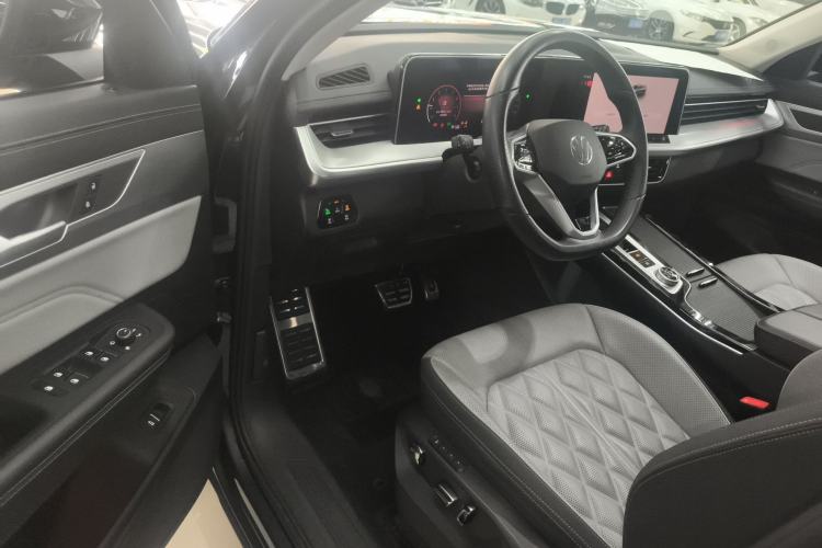 Used Volkswagen Tavendor 2024 380TSI All-Wheel-Drive R-Line Cruise Premium Edition Driver Seat