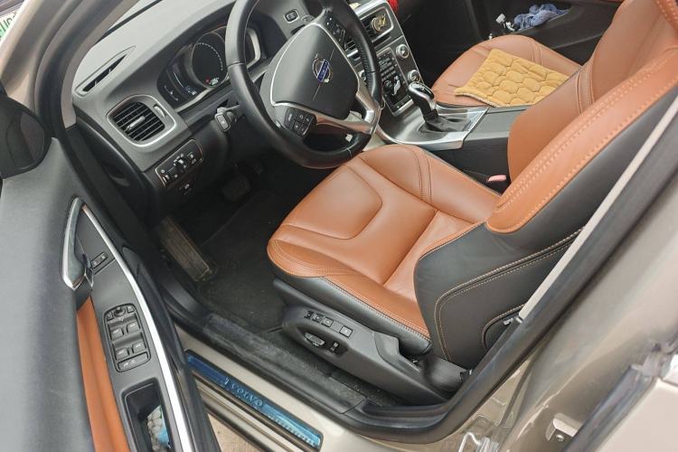 Used Volvo V60 2014 Restyled T5 Zhiya Edition
