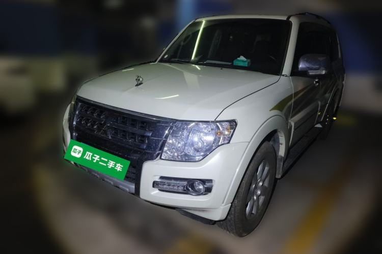 Used Mitsubishi Pajero 3.0-liter gasoline, 7 seats, rear-wheel drive, no sunroof