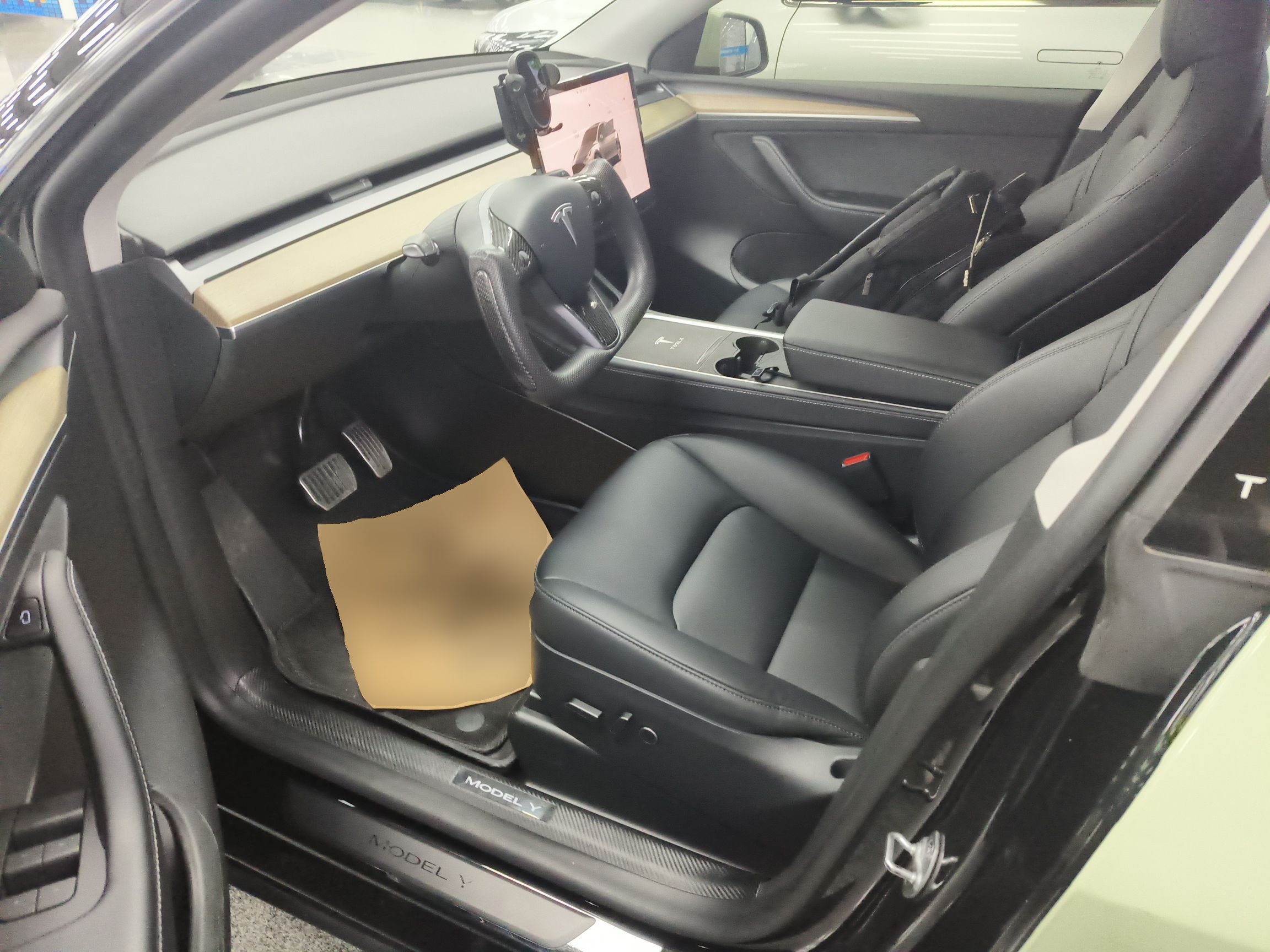 المقاعد الأمامية داخل السيارة