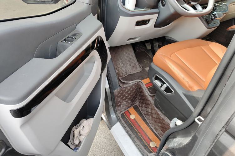 Used Sinotruk Pioneer V 2025 Multi-Function PRO Edition 2.0T Automatic Mid-Roof Mid-Height
