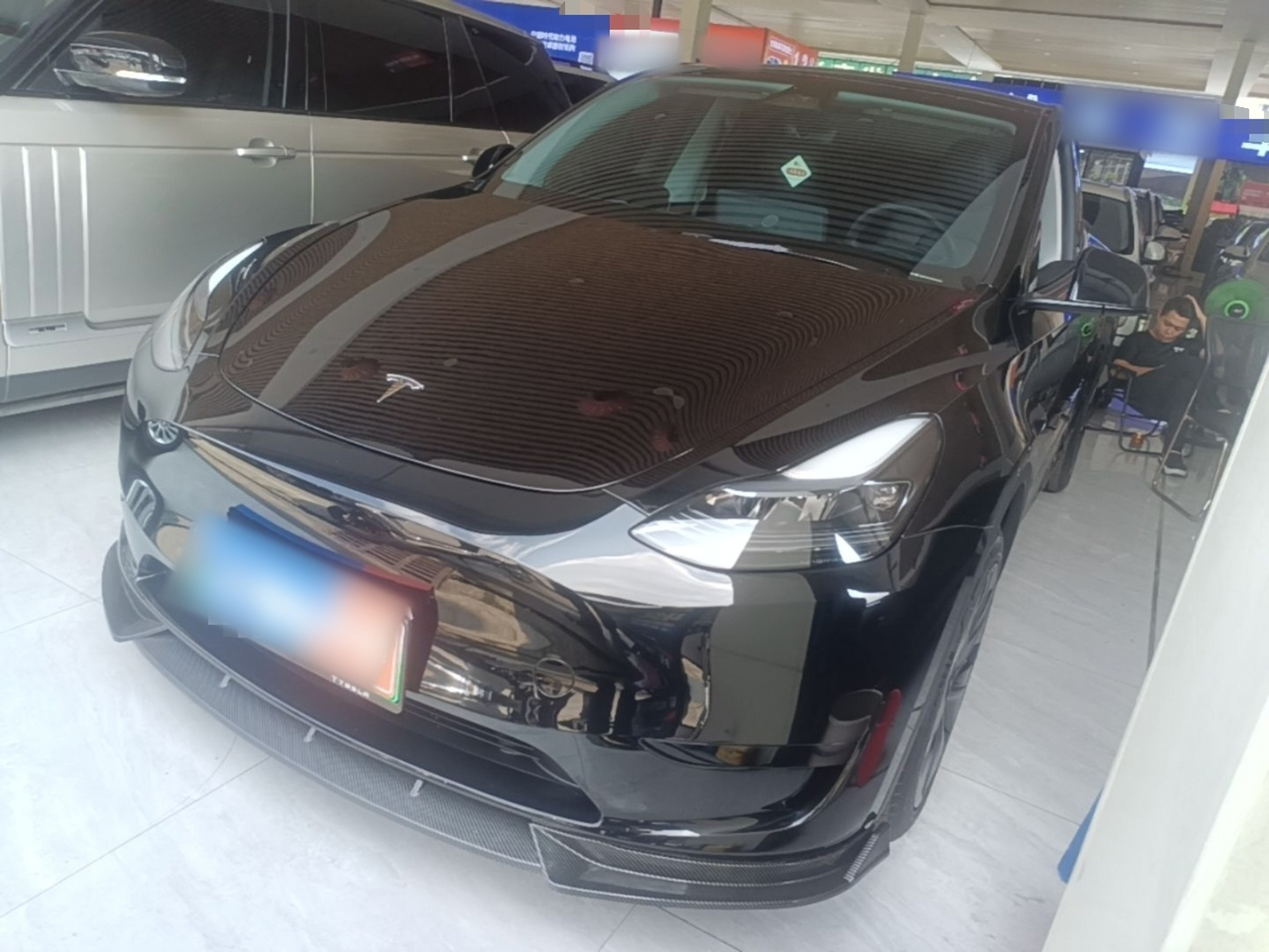 Под передней частью автомобиля