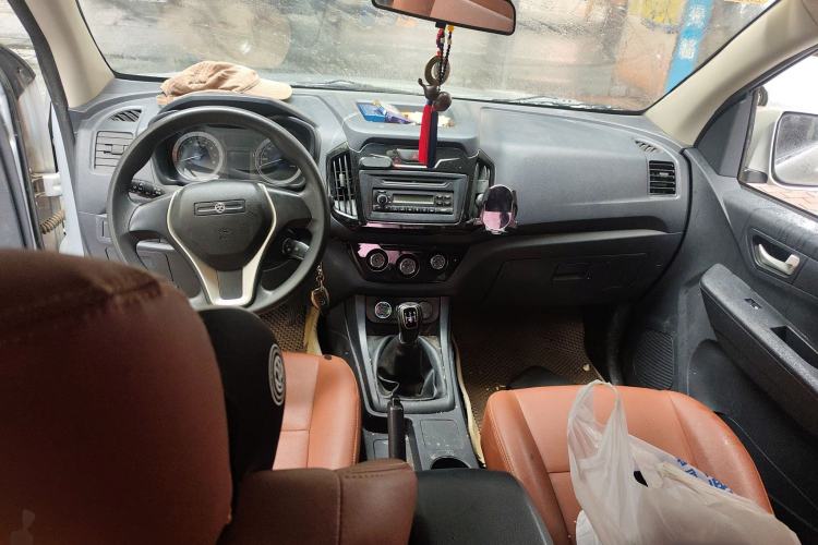 Used Isuzu JLM 2017 2.0T Two-Wheel Drive Advanced Version 4K21D4T Center Console