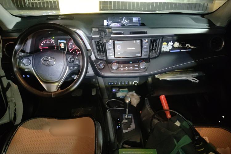 Used Toyota RAV4 2018 2.5L Automatic 4x4 Elite i Edition Center Console