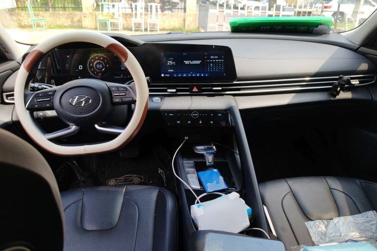 Used Hyundai Elantra 2021 1.5L CVT LUX Prestige Edition Center Console