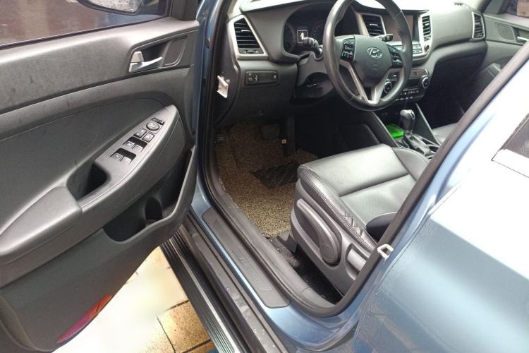 Used Hyundai Tucson 2015 1.6T Dual-Clutch Two-Wheel-Drive Smart Model Interior 3