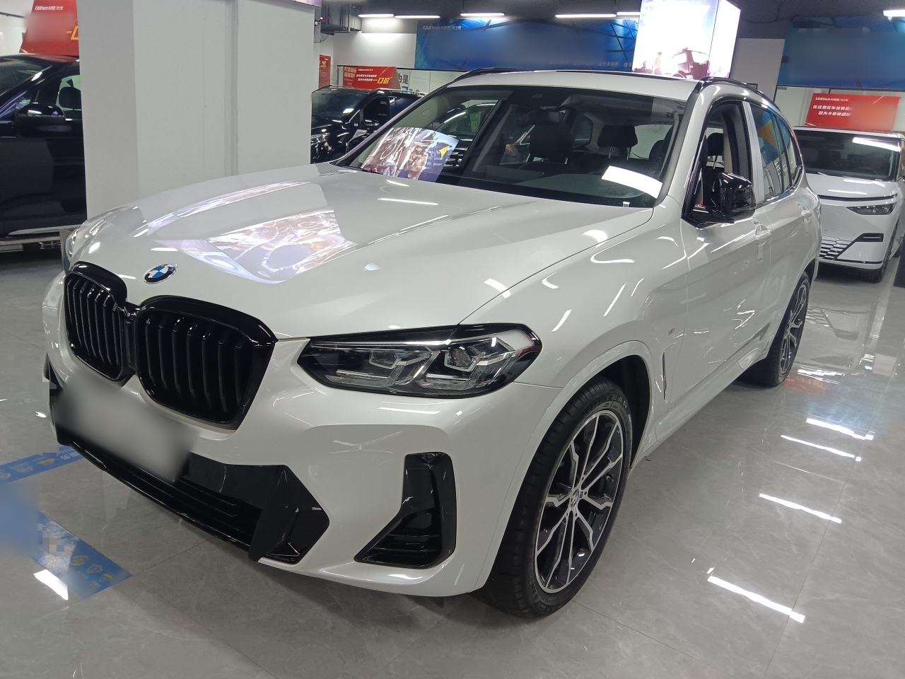 Под передней частью автомобиля