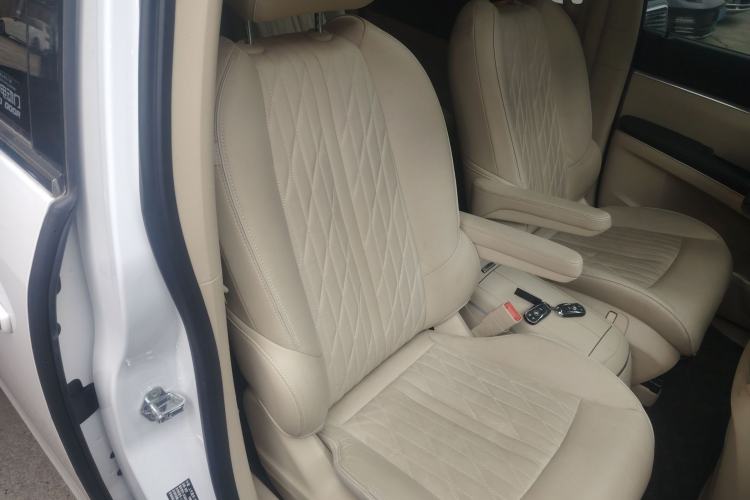 Used Buick GL8 2023 Facelifted Land Cruiser Executive Luxury Version
