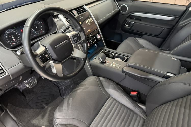 Used Land Rover Discovery 2023 Revised Version 360 PS R-Dynamic S Interior 4