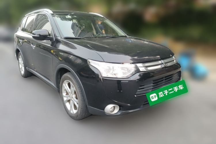 Used Mitsubishi Outlander 2014 2.4L 4x4 Deluxe Value Edition 5 Seats Front Right 45 Deg