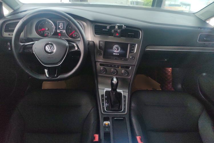 Used Volkswagen Golf 2016 230TSI Automatic Comfort Version Center Console