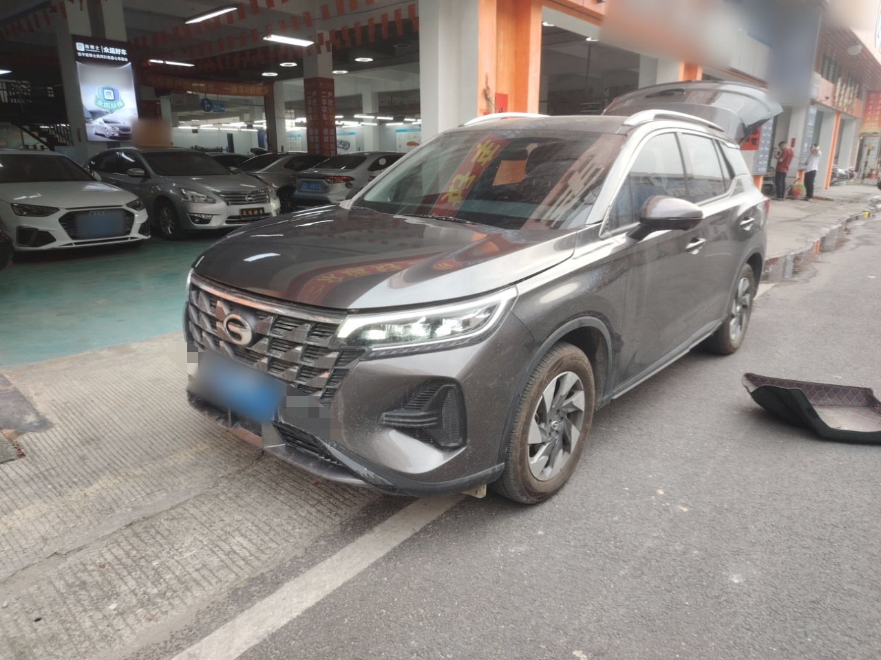 Под передней частью автомобиля