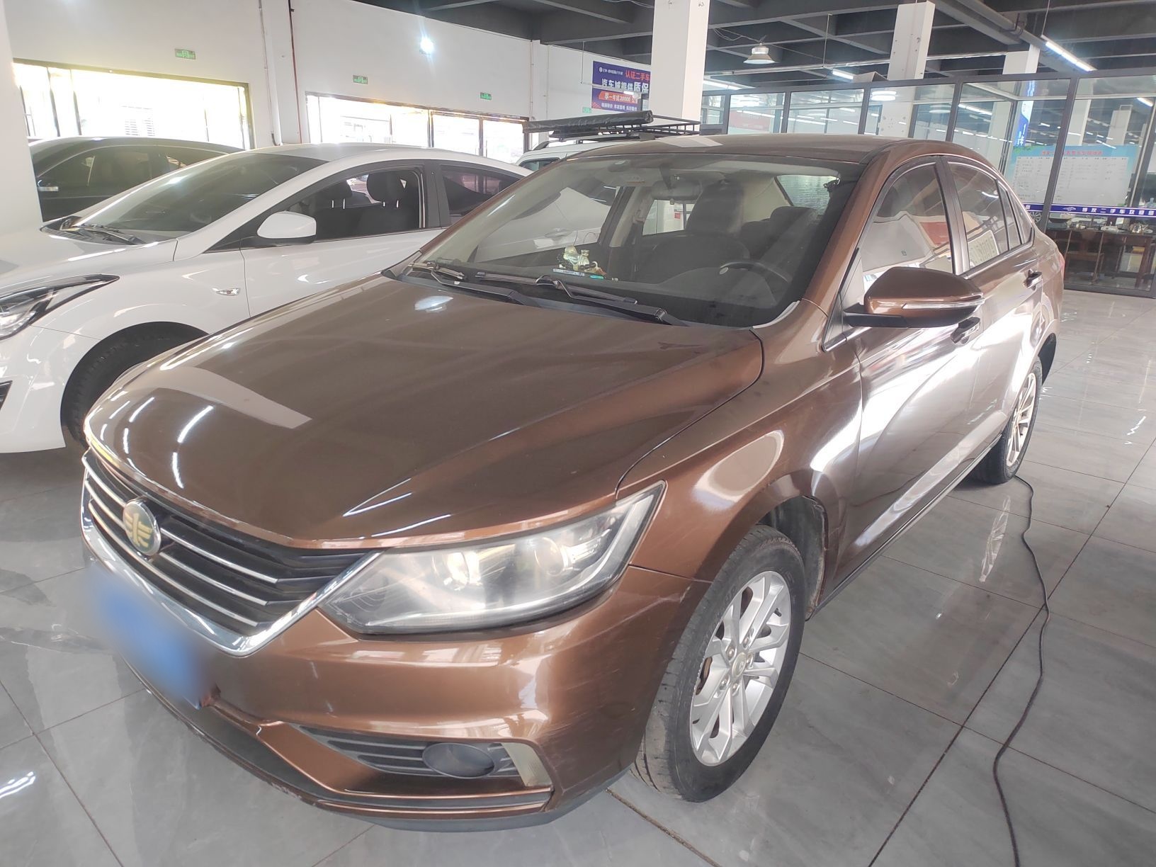 تحت مقدمة السيارة