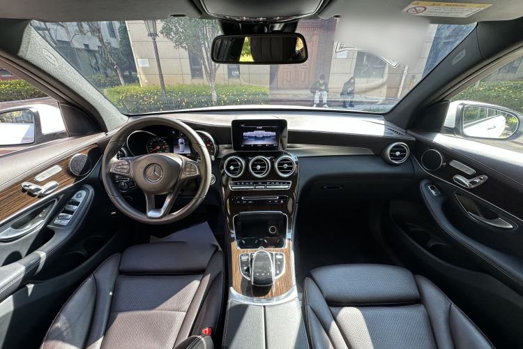 Used Mercedes-Benz GLC 2018 Facelift GLC 260 4MATIC Luxury Edition Interior 3