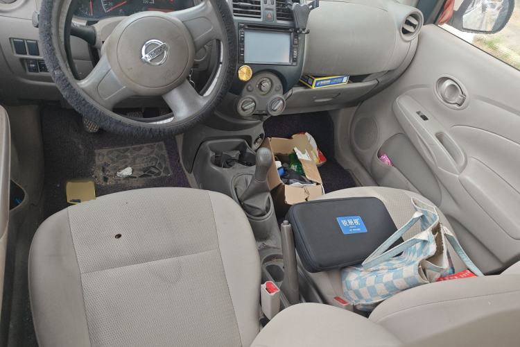 Used Nissan Sunny 2011 1.5XE Manual Comfort Edition Center Console