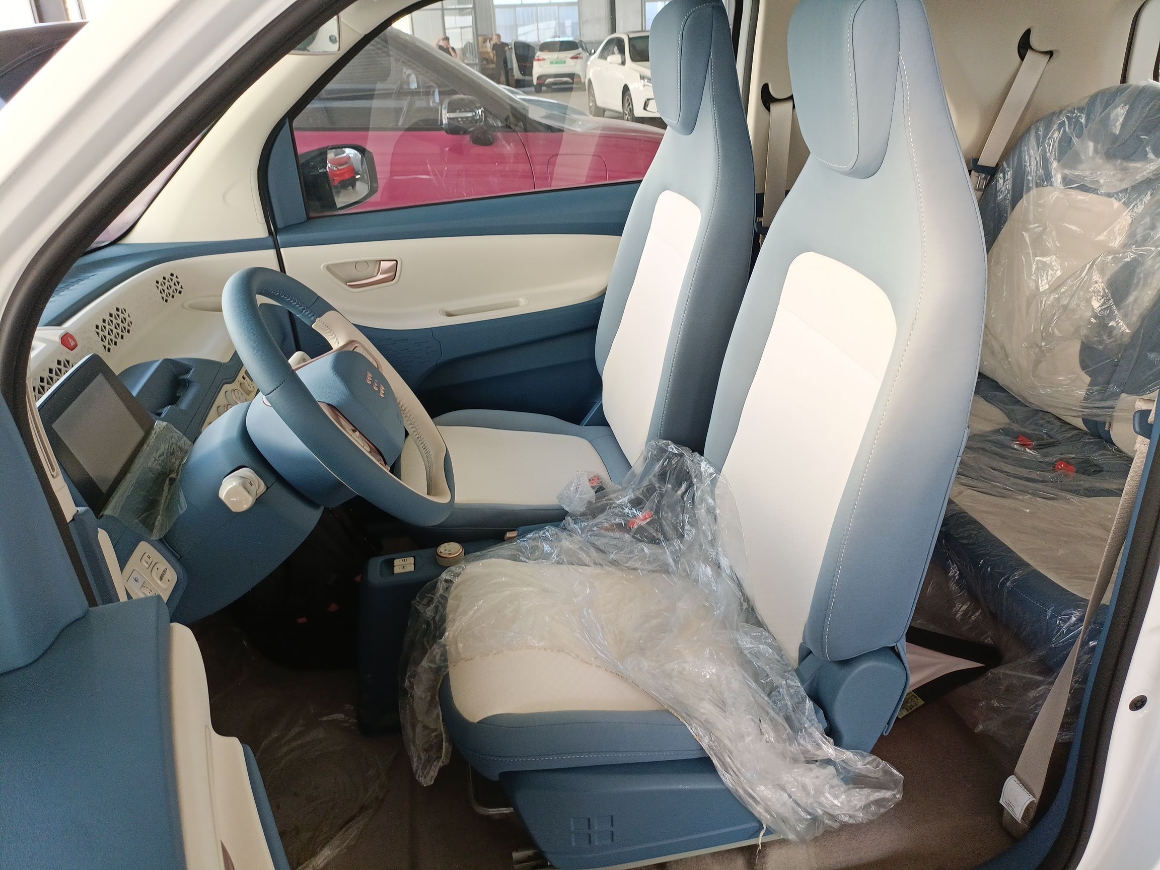 المقاعد الأمامية داخل السيارة