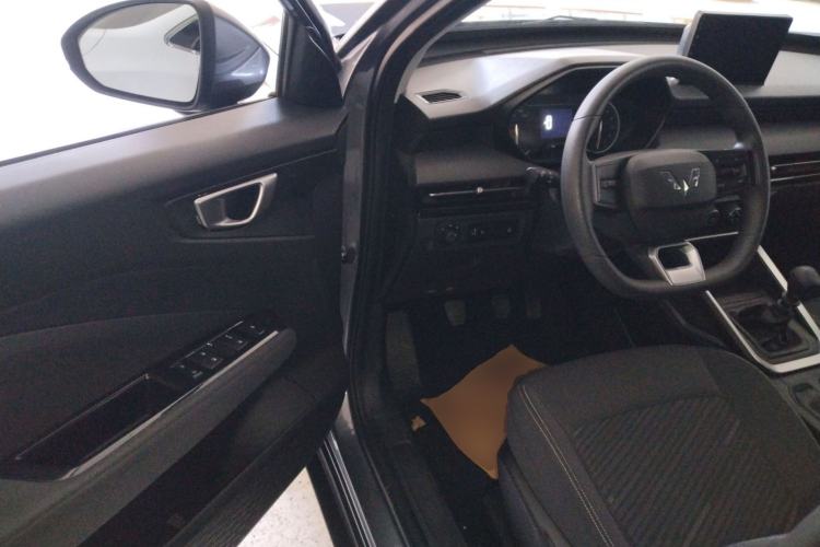 Used Wuling Alvez 2022 1.5L Manual Free-Style Model
