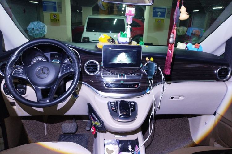 Used Mercedes-Benz V-Class 2017 V 260 Avantgarde Edition Center Console