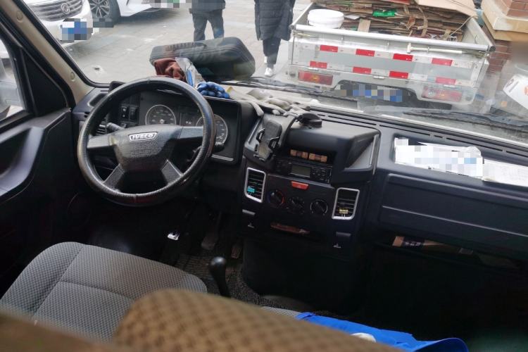 Used Iveco Daily 2021 2.5T A35 M1 Passenger Van 5-9 Seater Short Wheelbase Mid-Roof Design Dual Tires Side Sliding Door
