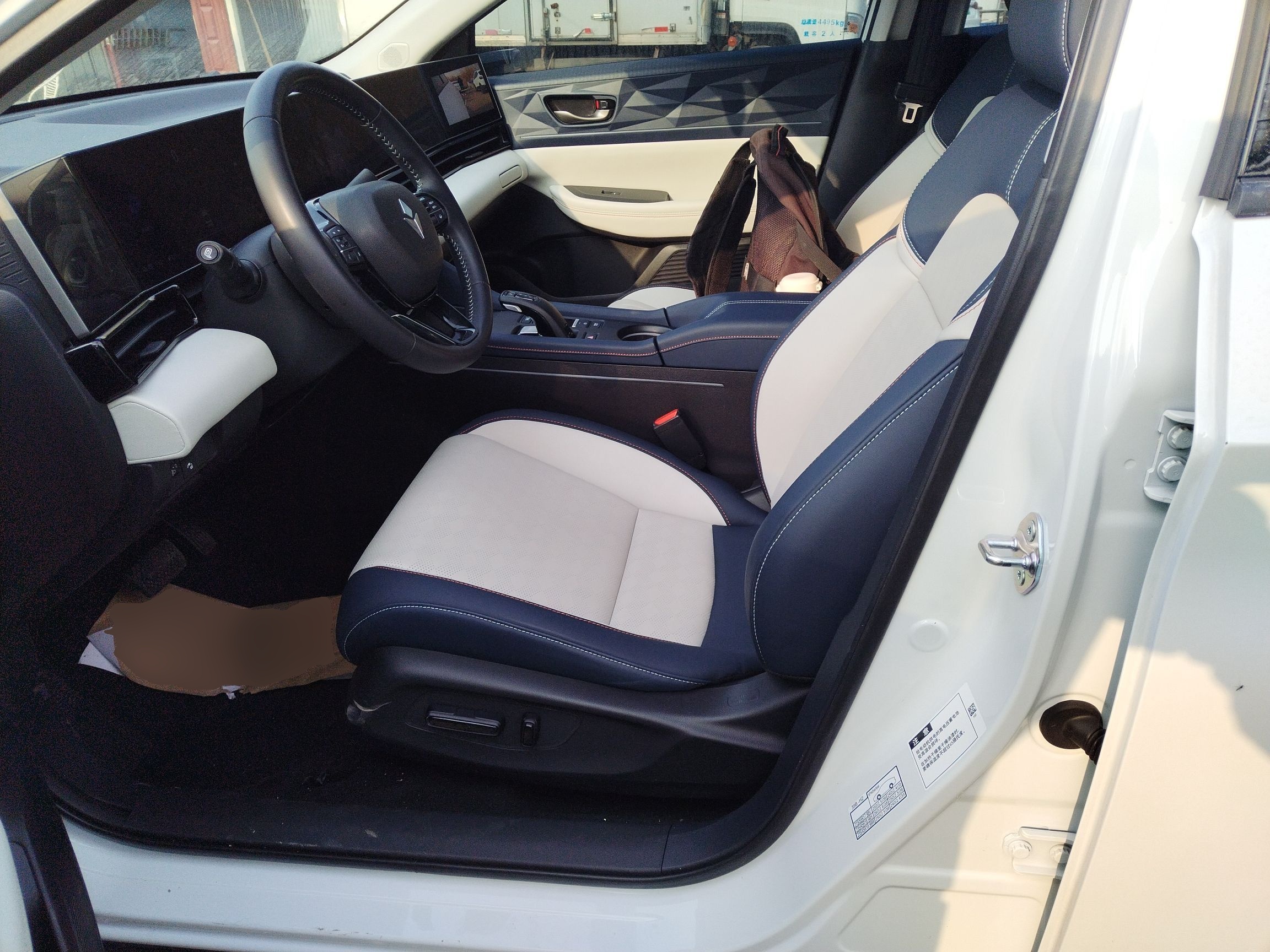 المقاعد الأمامية داخل السيارة