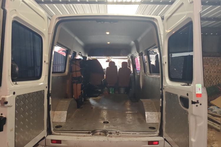 Used SAIC MAXUS Xintu V80 2021 2.0T Manual Classic Aoyuntong 127 PS Mid-axle Mid-roof 6/7/8/9-Seater Trunk