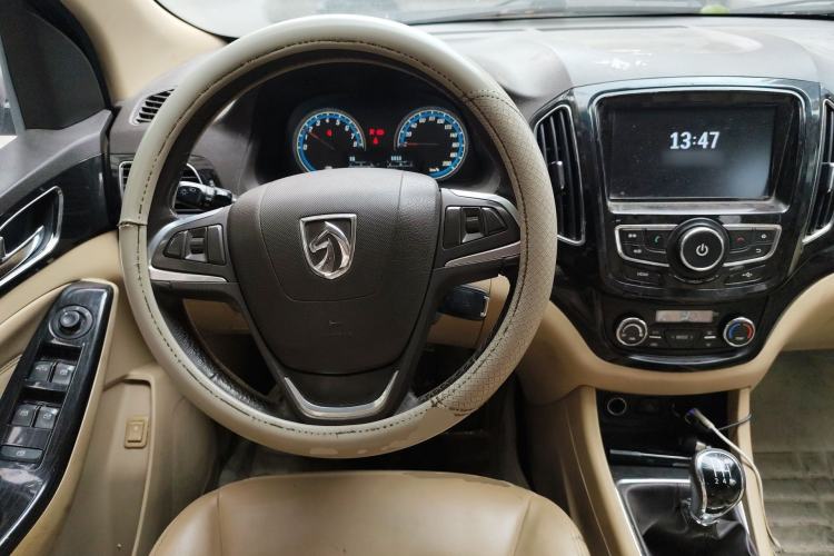 Used Baojun 730 2014 1.5L Manual Luxury Navigation ESP Version 7 Seats Steering Wheel