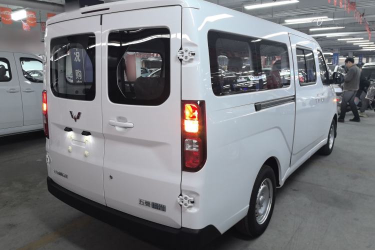 Used Wuling Yangguang 2024 300KM Comfort Version Passenger Van 75kW