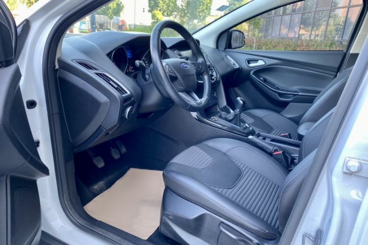 Used Ford Focus 2015 Hatchback 1.6L Manual Fashion Edition
