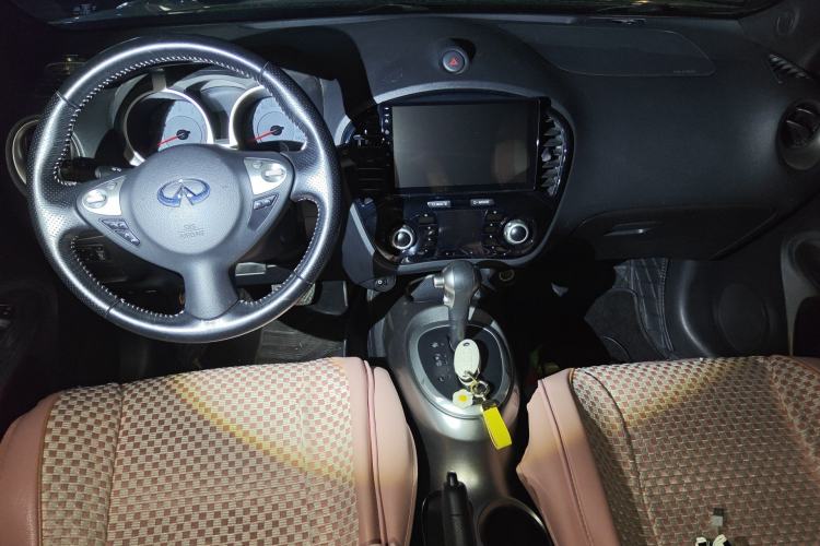 Used Infiniti ESQ 2014 1.6L Spontaneous Edition Center Console