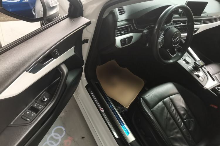 Used Audi A4L 2019 40 TFSI Fashion Edition China VI Emission Standard Driver Seat