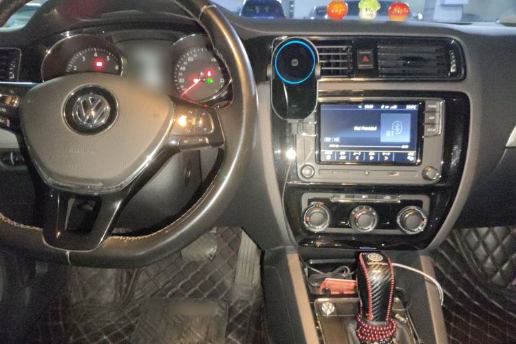 Used Volkswagen Sagitar 2018 1.6L Automatic Comfort Model Center Console