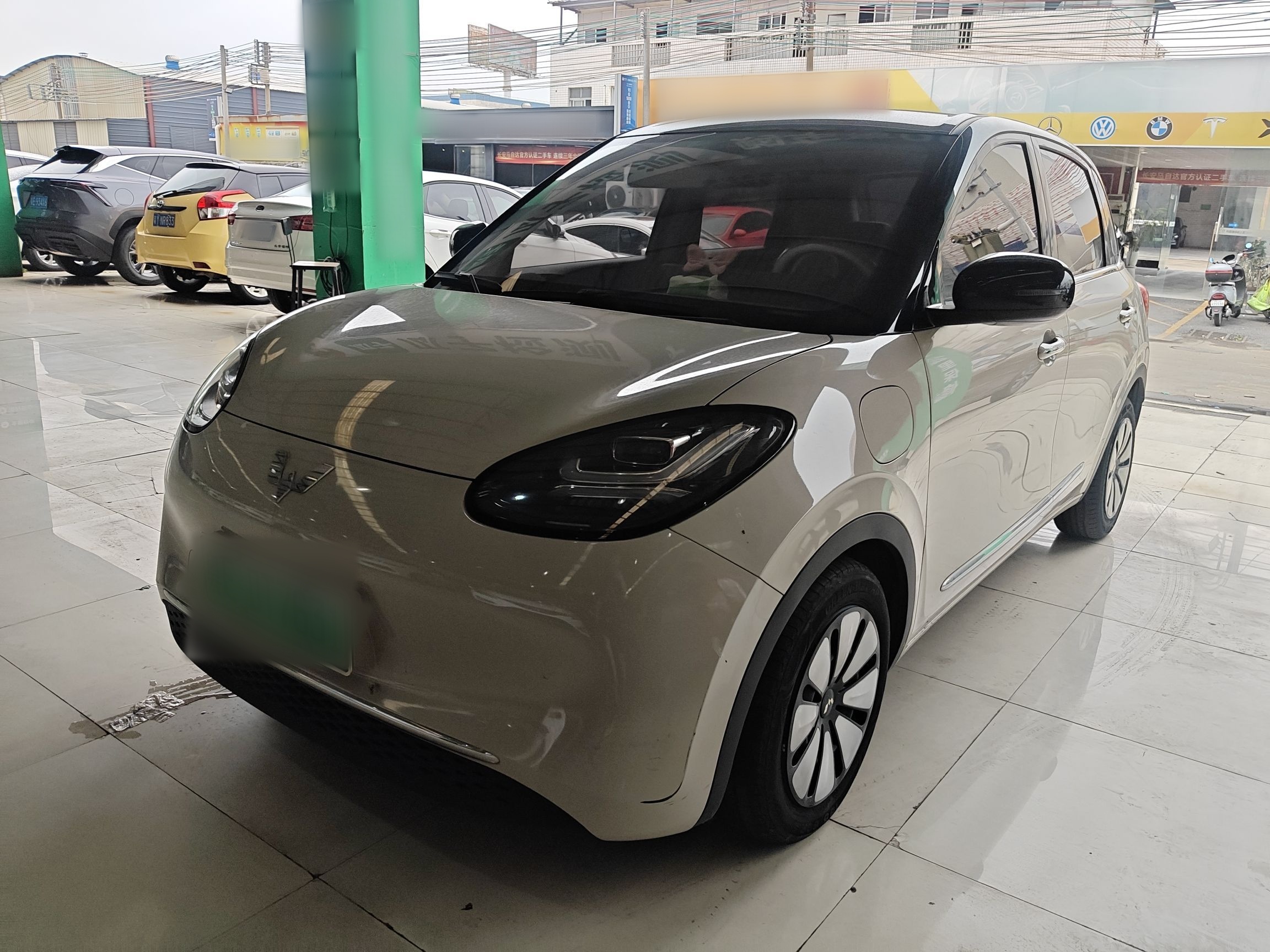 Под передней частью автомобиля